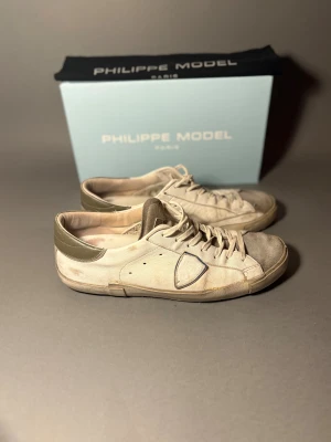 Philippe modell skor  - Skick 7/10 behöver bara en tvätt och nya snören ! Box och dustbags med följer