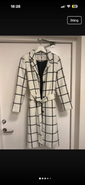 Vit rutig kappa med bälte f - Säljer en vit lång kappa från bubbleroom