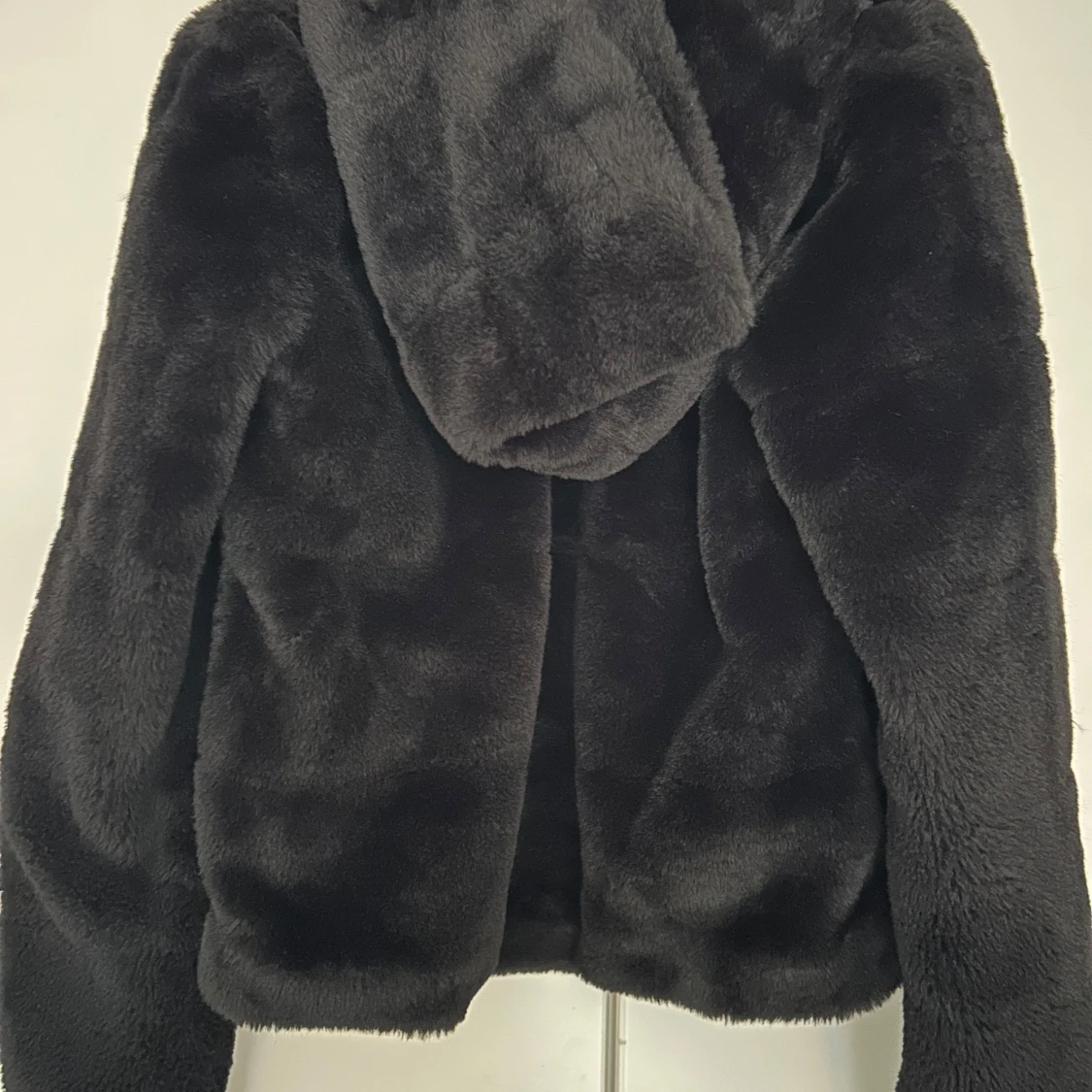 Svart pälsjacka från ONLY med huva - 3