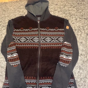 Stickad hoddie unik  - Väldigt fint skick. Den är endast stickad på framsidan. Den har ett väldigt coolt och unikt utseende. Tveka inte på att ställa frågor.