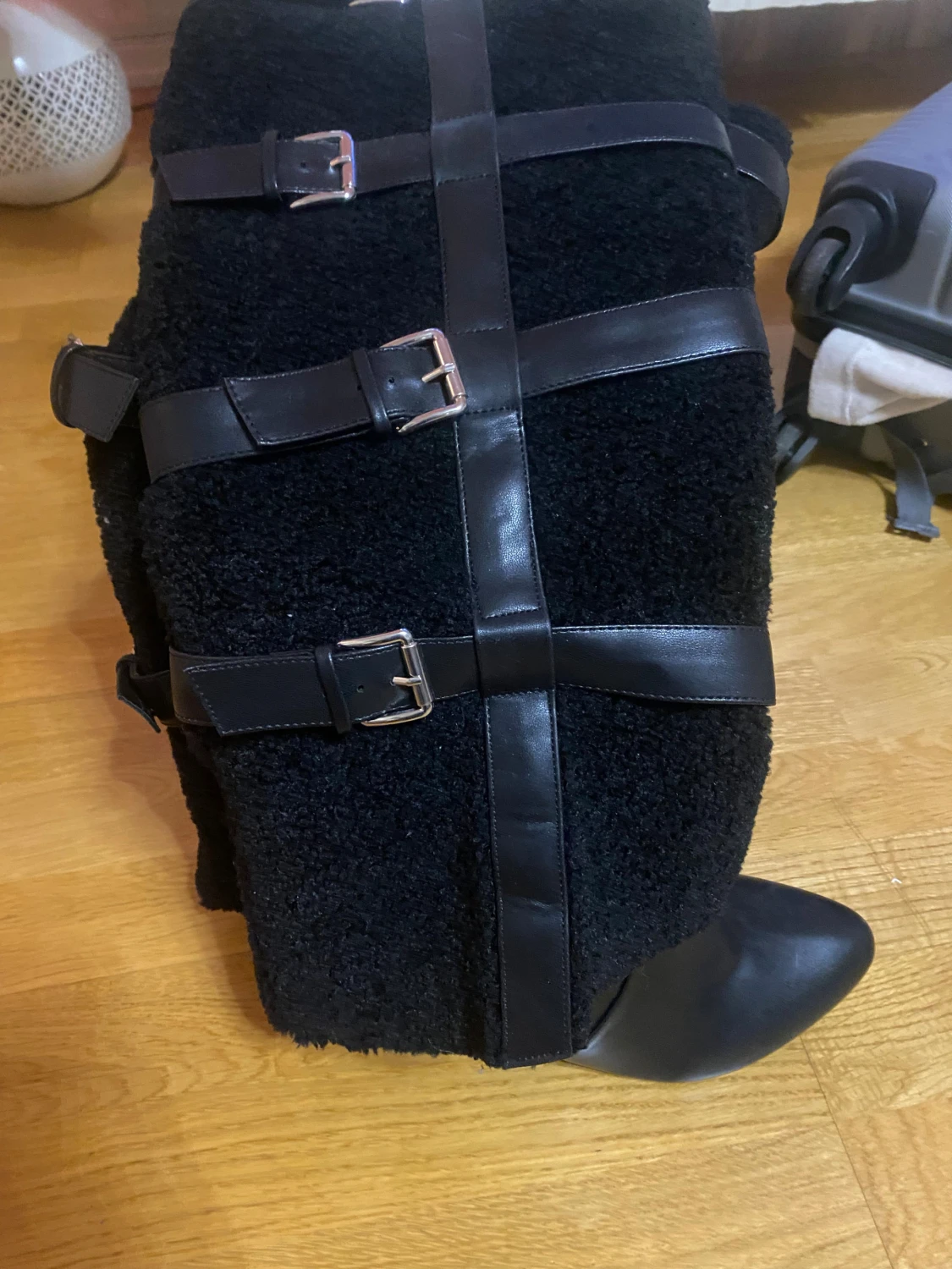 Unika svarta boots med päls och spännen - 2