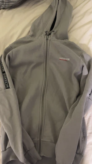 mckenzie zip - Mckenzie zip storlek S, lite täcken på användning men har knappt använt den