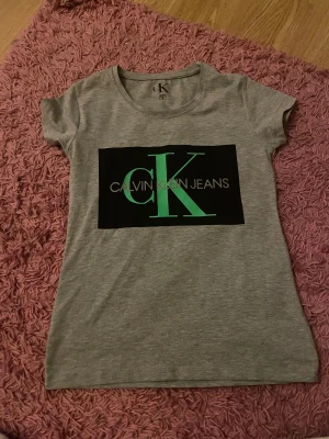 Grå Calvin Klein t-shirt  - Snygg grå tröja från Calvin Klein, storlek S men känns som XS