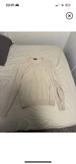Beige stickad tröja från Polo Ralph Lauren - Snygg beige stickad tröja från Polo Ralph Lauren, passar bra till alla olika plagg och väldigt skön allmänt. Kan gå ner i pris, intresserad av byte också!