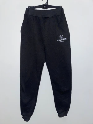 Mjukisbyxor - Svarta mjukisbyxor köpta utomlands! Byxorna är i bra skick och har använts endast några få gånger. Storlek S-M. Skriv om ni har mer frågor! 🌸