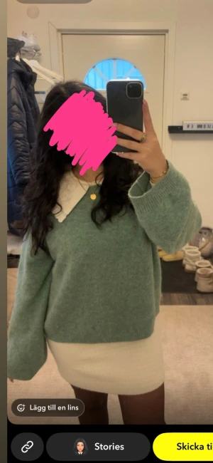 Grön stickad tröja med vida ärmar - Mysig grön stickad tröja med rund hals och vida ärmar. Tröjan har en enkel, clean look och är perfekt att slänga på sig över en skjorta för en trendig lager-på-lager-stil. Passar dig som gillar en avslappnad vibe. Från Zara