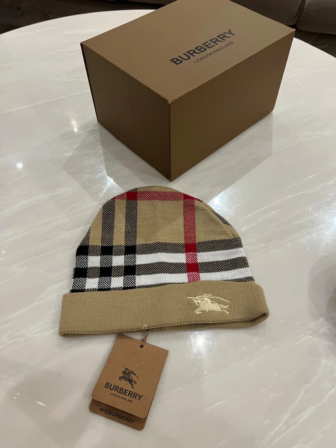 Beige rutig Burberry mössa