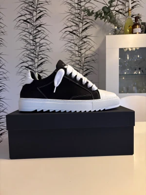  Numeris Ateljé Svart - Snygga sneakers från Numeris i svart mocka med vita detaljer.Kommer med originalpåse. Köpte precis skorna på Numeris hemsida men tyvärr så vart dem för små för mig. Har aldrig använt skorna, dem är helt nya!