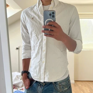 Ralph Lauren skjorta  - Hej, saljer nu en snygg Ralph Lauren skjorta storlek S slim fit. Den är i nyskick och kommer vara otroligt snygg när det blir lite varmare. Nypris ¡1500kr! Kommer sälja mycket liknande inför sommaren så följ och kolla annonser i profilen😼