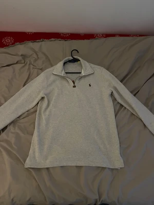 Ralph lauren quarter zip  - Oanvänd quarter zip som sitter bra för Storlek L-XL