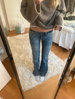 Blå lågmidjade jeans - Blå lowwaist jeans från H&M. De är flare/bootcut! Säljer då de är för långa på mig (tjejen på bilden är 162 för referens) 💗  Pris kan alltid diskuteras!!