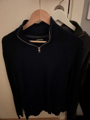 Jack n Jones - Sköna halvzip tröjor från Jack and jones. Båda kommer för priset. Marinblå och grå. Kom med prisförslag🙌