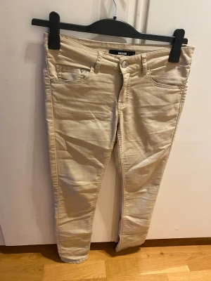 Beigea byxor  - Säljer dessa beiga jeans från Bikbok i storlek S. Material; bomull, elastan och polyester. Finns att hämta i Göteborg, kan ev behöva tvätt då de legat i flyttkartonger pga rensning.   #bomull #elastan #polyester #göteborg #gbg #gothenburg #jeans #byxor #byxors #byxorsmall #small #s #bikbok #billigakläder #billigabarnkläder #damkläder #höst #höstkläder #damkläder #cheap #dam #ungdomskläder #barnkläder #vinterkläder #julklapp #julklappstips 
