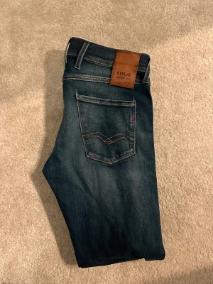 Replay Anbass Hyperflex jeans blå - Feta replay anbass hyperflex. Storlek: 30/32 - Mått: Längd - 100cm, Midja - 40cm, Benöppning - 16cm. Modellen är 179 och i prima skick! Skriv för frågor eller fler bilder!