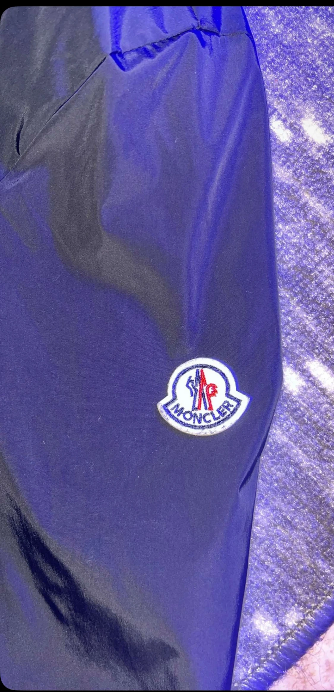 Svart vindjacka från Moncler med huva - 1