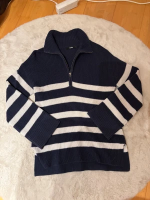 Marinblå randig stickad tröja - Storlek M