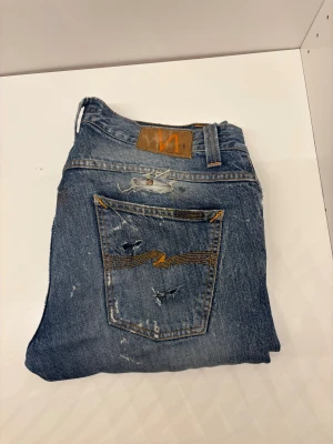 Nudie Jeans Grim Tim - Riktigt feta,  33/34, hål & slitningar.    Om du har någon fråga är det bara att skriva 