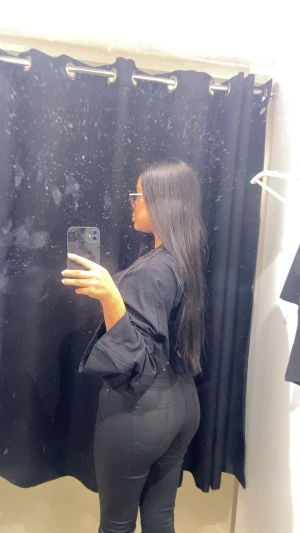 Svarta läderbyxor bootcut Vero Moda - Säljer ett par svarta bootcut byxor med hög midja och klassisk femficksdesign. Byxorna har en tight passform upptill och släpper ut vid bensluten för en snygg siluett. Perfekta till en trendig look och lätta att matcha med olika toppar.