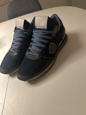 Philippe Model blå  - Snygga Philippe Model skor som är i använt skick annars super sköna skor! 