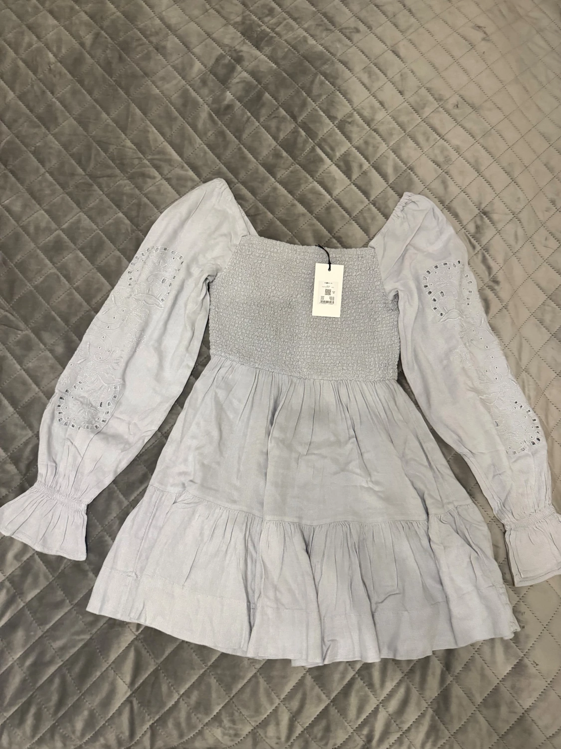 Ljusgrå volangklänning DW Air S - 1