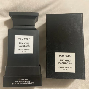 Tom Ford Fucking Fabulous 100ml - En statement-parfym från Tom Ford med namnet Fucking Fabulous. Eau de Parfum, 100 ml. Perfekt för dig som vill sticka ut och visa attityd. Tillverkad av Tom Ford Beauty, New York. Flaskan och boxen har en stilren, svart design. #tomford #tomfordbeauty #fuckingfabulous #tomfordparfum #edp100ml #lyxparfym #designerfragrance #luxuryfragrance #fragrancelovers #parfymälskare #parfymförsäljning #plickfinds #plickstyle #plicksecondhand #beautyfinds #lyxigt #unisexfragrance #dofttips #julklappstips 