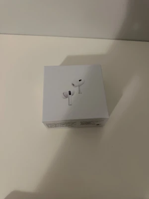 AirPods Pro 2 2023 Usb-c - Säljer ett par Apple AirPods Pro i originalförpackning. Trådlösa hörlurar med aktiv brusreducering och laddningsetui. De är helt oöppnad och kvitto finns vid intresse. Priset kan diskuteras vid snabbaffär!