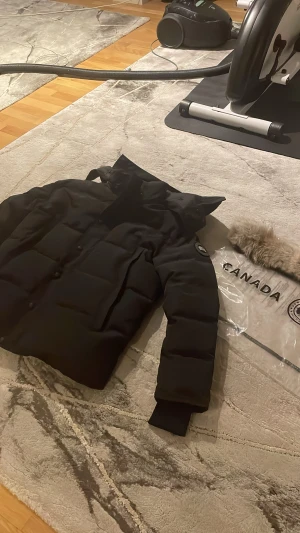 Svart  dunjacka med huva - Dm vid intresse … päls och goose påse inkluderat