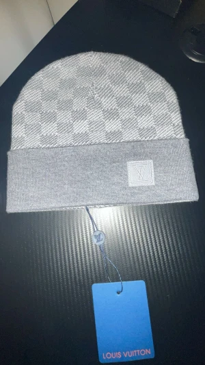 Grå mössa - Grå mössa perfekt för vintern. Har två stycken kvar.