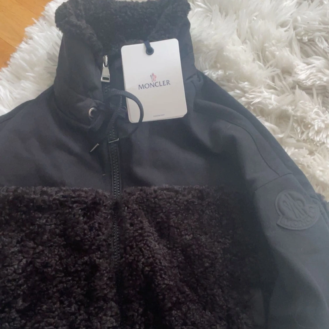 Svart teddyjacka från Moncler