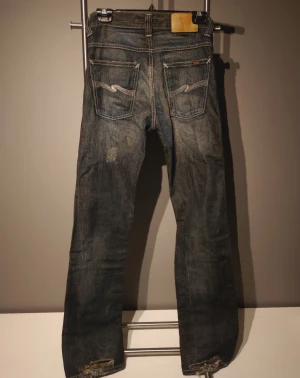 Nudie jeans - Nudie jeans  Size 26:32  Mycket bra skick  Jeansen är av modellen straight sven, en modell som inte tillverkas längre