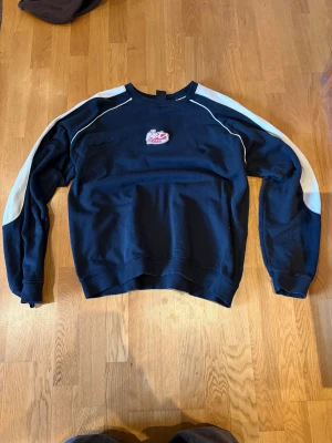 Svart tröja från iets frans - En svart tröja från ietsfrans. Nice baggy passform. Sitter bra i midjan. Köpt från urban outfitters