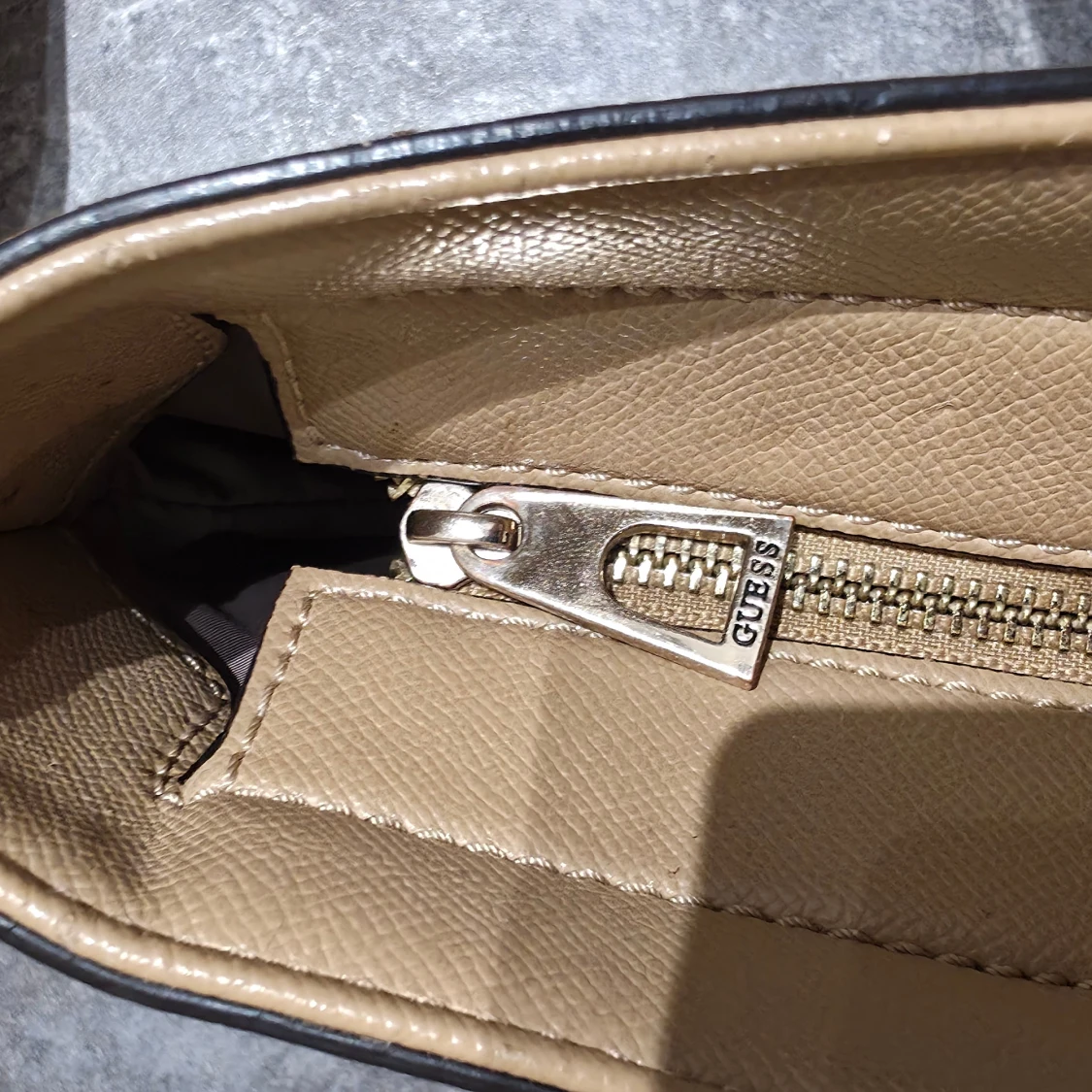 Beige axelväska från Guess - 2