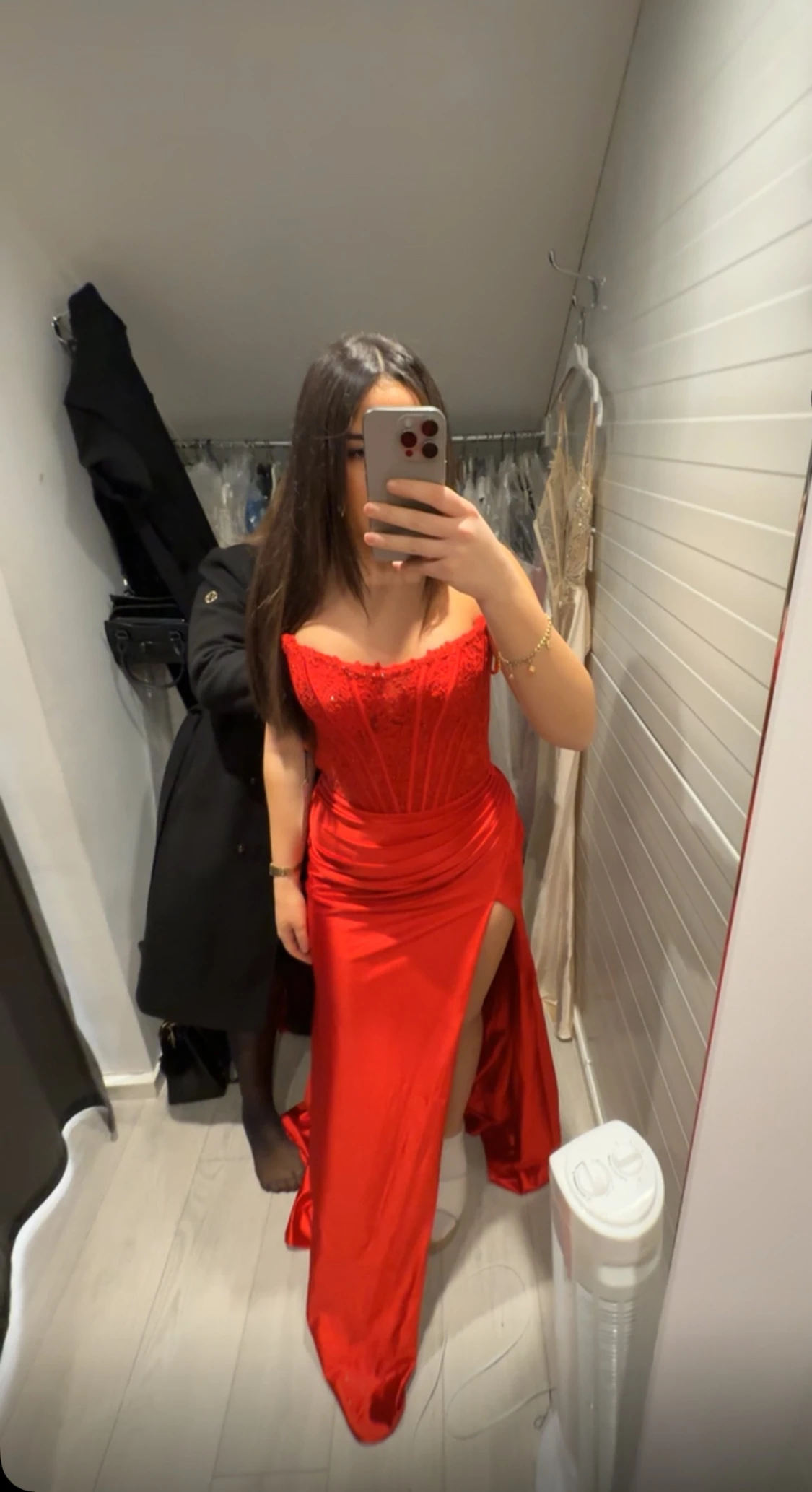 Röd långklänning med spets och slits - 2