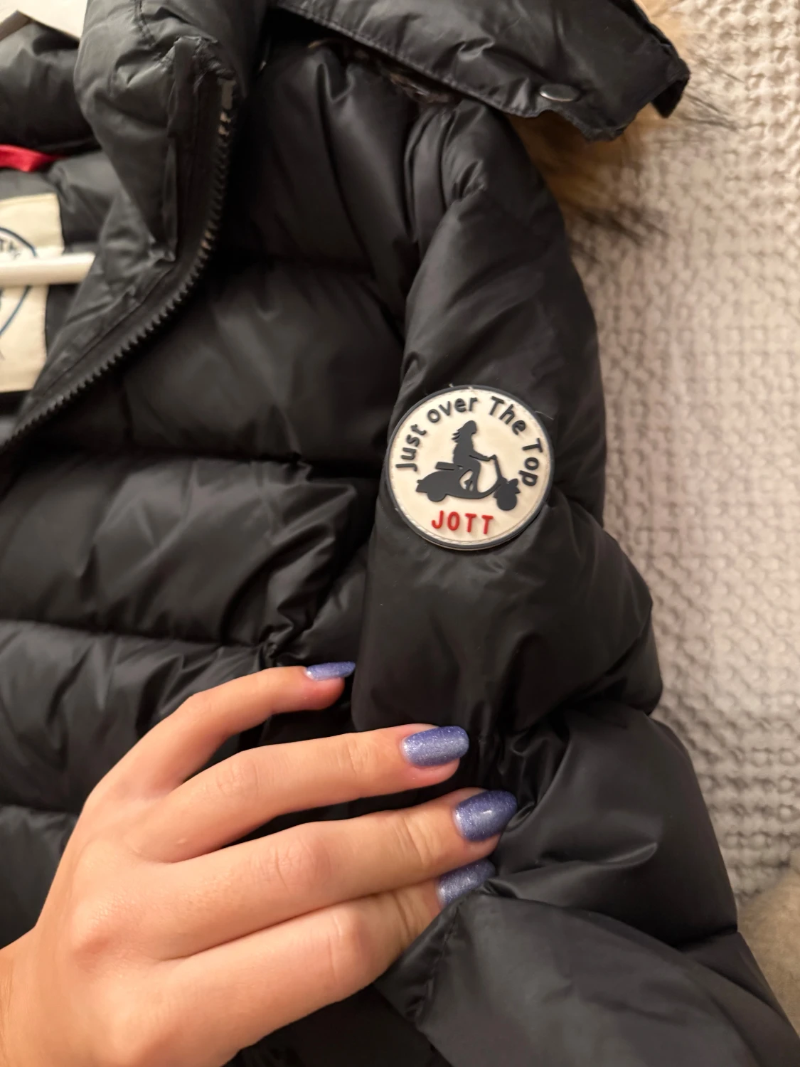 Svart dunjacka med fuskpäls från JOTT - 3