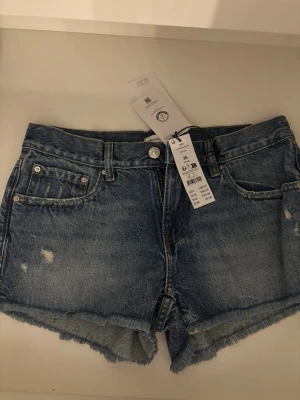 Två par jeans shorts  - Två par jeans short i storlek s och xs ena är helt nya me prislapp från Gina tricot och de svarta är från pull and bear tror jag som är lita mer använda men inte så de syns