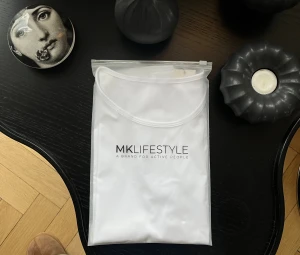 Tränings tröja - Vit tränings T-shirt från MK lifestyle. Oanvänd med prislappen kvar! Säljer även en likadan i svart. (Samma tröja som på sista bilderna fast vit). Nypris 379kr