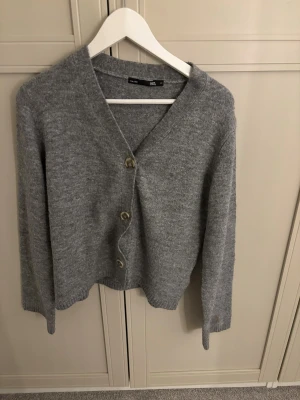 Grå kofta från 157 XS - Mysig grå kofta från 157 i storlek XS. 