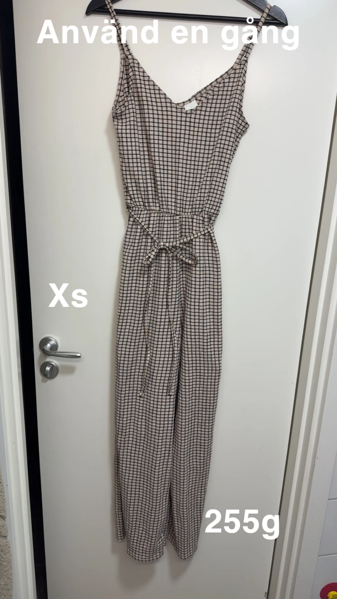 Rutig byxdress med knytband XS