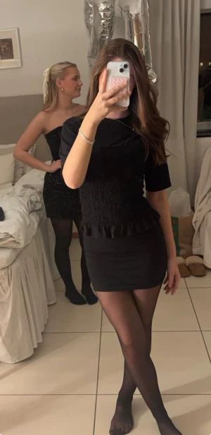 Svart topp - Säjer en svart topp i jättefint skick:) den sitter helt perfekt och fungerar till alla möjliga tillfällen