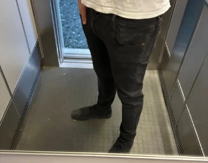 Replay Anbass svarta jeans 30/32 - Säljer ett par svarta Replay Anbass jeans i storlek 30/32. De har en slim passform med klassisk femficksdesign och snygga detaljer vid fickorna. Jeansen är tillverkade i stretchigt denim för extra komfort och har en modern, smal siluett.