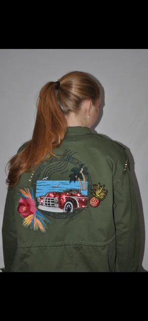 Köp via Instagram dm! - Instagram: vintessa_uf.                                                    Det går att köpa via Plick också men en extrakostnad på 20kr tillkommer! (349+20)