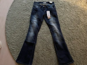 Perfekt Jeans blå bootcut jeans - Säljer nu dessa snygga jeans från gina tricot i storlek 36. De är för tajta för mig i midjan så börjar med att sälja på plick ifall någon utav er är intresserade? De är sprillans nya men sänker ner priset. Har ni frågor så är det bara att ställa i dm! 