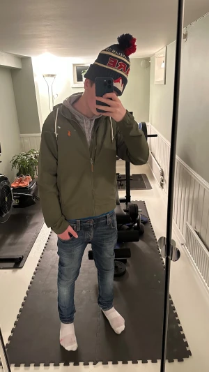 Ralph Lauren jacka - Säljer en galet fet Jacka/windbreaker från Ralph Lauren. Storleken är XS men passar lite mer som S. Jackan har en broderad logga på bröstet och snörning vid huvan. Perfekt för en stilren look. Jackan som är i väldigt bra skick och funkar bra till vintern med en lite tjockare hoodie under✌️