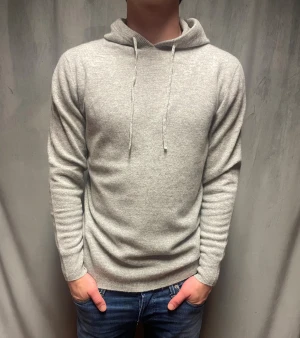 Kashmir/Merino hoodie - Ljusgrå Kashmir/Merino hoodie | Storlek M | Modellen är 177cm lång, passar lite längre | Endast använd 1 gång, därför grymt skick | Hör av dig vid frågor🌟