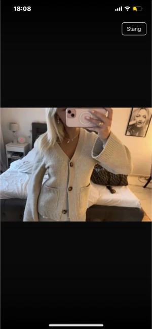 Beige stickad kofta från Lindex - Supermysig beige stickad kofta från Lindex med v-ringning och stora knappar framtill. Koftan har två praktiska fickor och ribbade muddar vid ärmslut och nederkant. Perfekt för lager-på-lager och chill dagar.