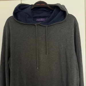 Ralph Lauren purple lable - Mjuk och stilren grå hoodie från Ralph Lauren purple lable i 100% bomull. Tröjan har en mörkare grå insida på huvan, snörning och broderad logga nertill. Perfekt för en chill och avslappnad look. 💸Ny pris: ~8000sek💸