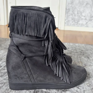 Fransskor - Snygga fransskor med kilklack! Trendiga och sparsamt använda 