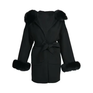 Svart kappa med päls strl 150 - Svart kappa med fluffig päls vid krage och ärmslut, snygga silvriga knappar och ett brett bälte i midjan. Perfekt för dig som vill ha en stilren och trendig look. Kappan är fortfarande i förpackning och inte ens testat! Barn strl 150 men passar även en xxs/ liten xs