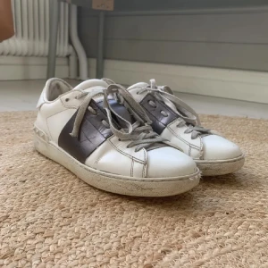 Valentino skor  - Välanvända valentino skor köpta på minto för ca 7000! Dustbag etc medkommer 💕💕 Har tvättat dem nu samt limmat sulan med sko lim för ett tag sedan så dem ser bättre ut än dessa bilder!! 