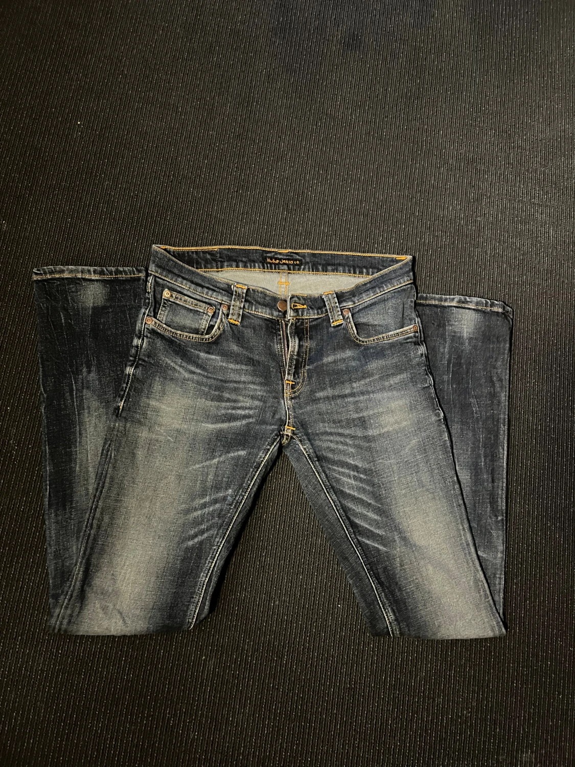 Mörkblå slim jeans från Nudie